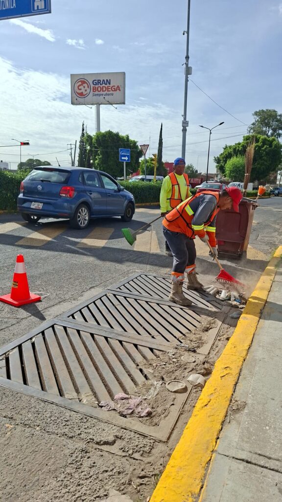 Continúa con éxito el programa “Barriendo tu Calle” en el barrio de San Juan Calvario