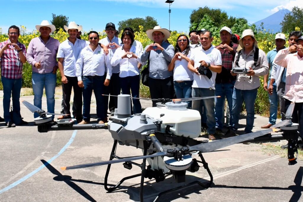 Aplica dron de Desarrollo Rural fertilizante en maizales de la UTH