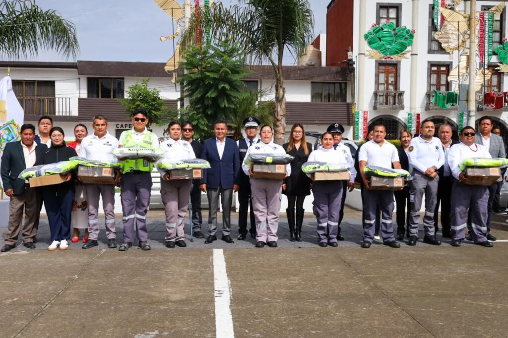 Reconoce Armando Aguirre labor de paramédicos con entrega de uniformes