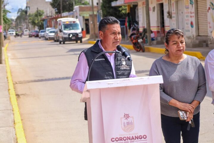 Entrega Armando Aguirre rehabilitación en calle Ignacio Zaragoza afectada por socavón
