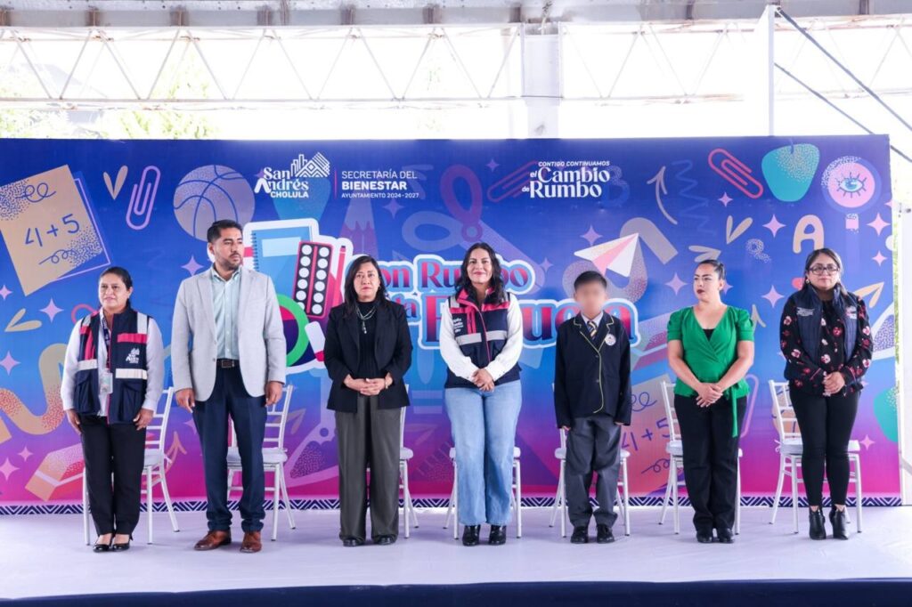 Apoya Lupita Cuautle a la economía de las familias con entrega de útiles escolares