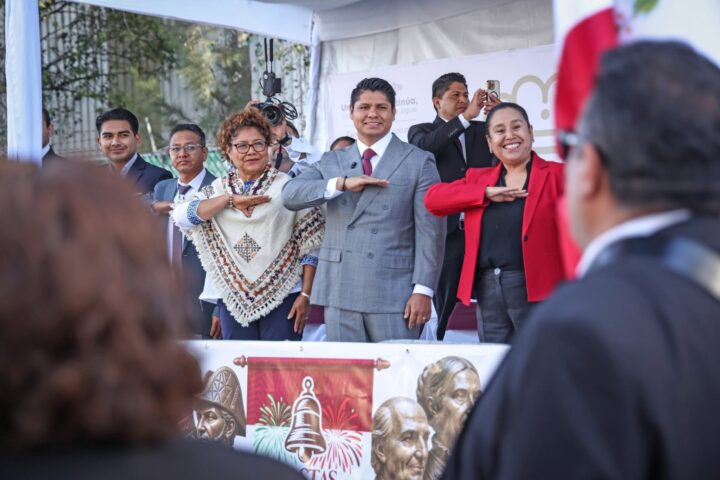 Omar Muñoz, presidió el desfile conmemorativo por el 216 aniversario del Inicio de la Independencia de México