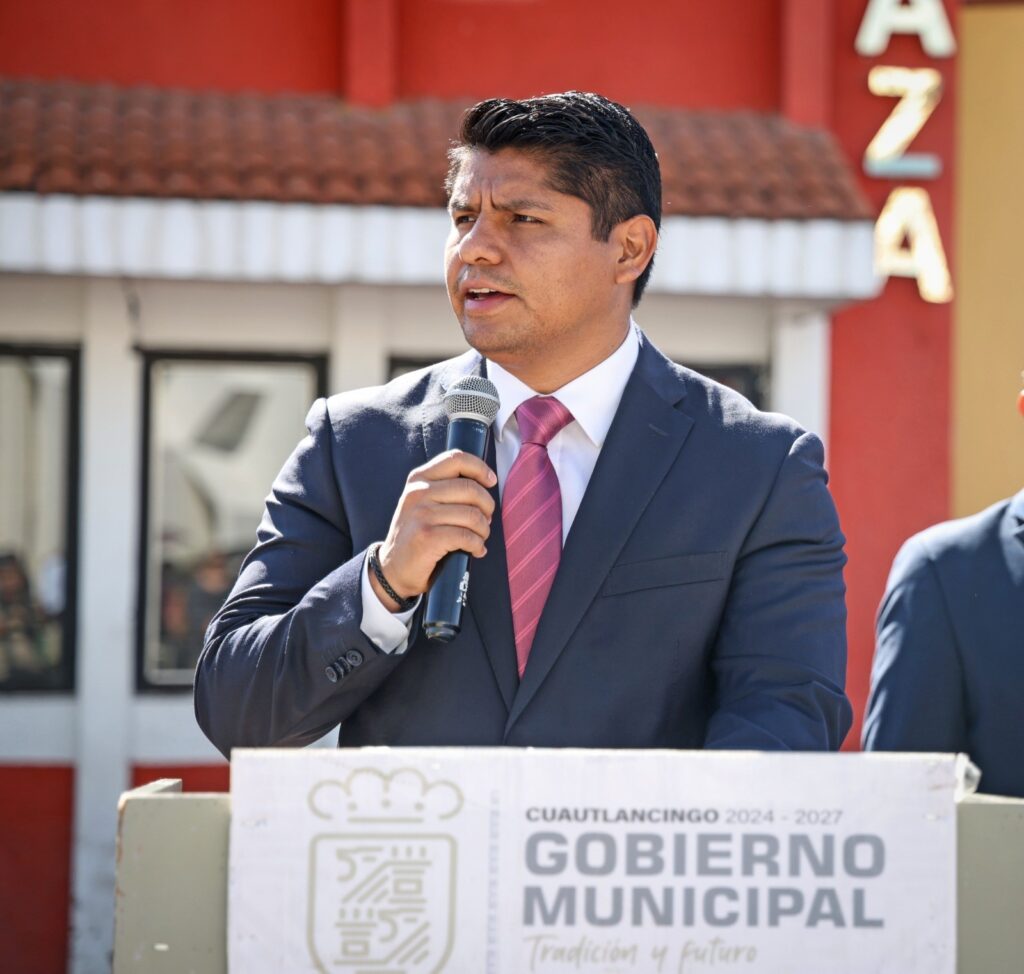 Omar Muñoz, encabezó la ceremonia conmemorativa por el 205 aniversario de la Consumación de la Independencia de México