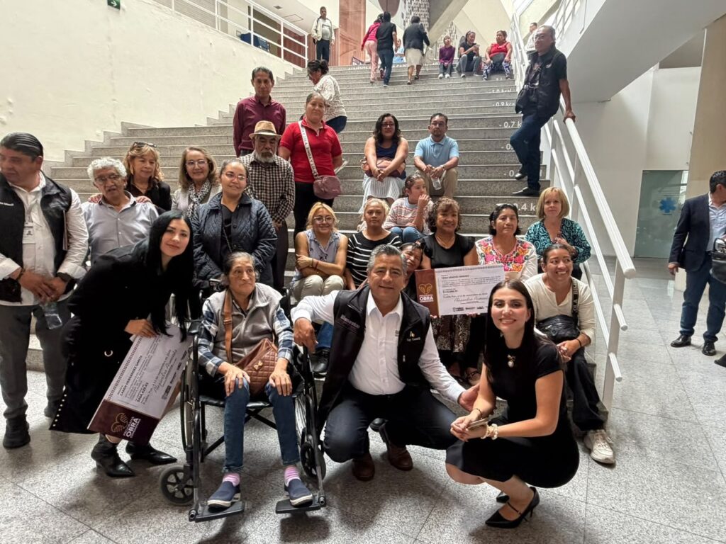 Ray Cuautli, Delegado de la Microrregión 18, acompaña al gobernador Alejandro Armenta en la entrega de cheques gestionados por diputadas y diputados locales.