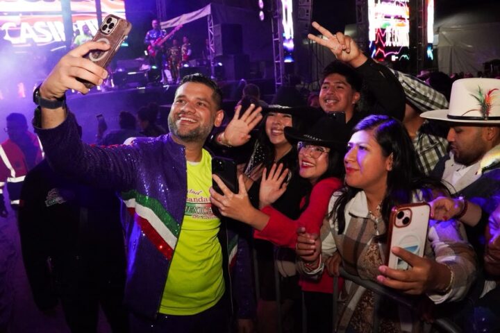 «SU MAJESTAD MI BANDA EL MEXICANO» ABARROTA LA PLAZA PRINCIPAL EN LA FERIA PATRONAL DE HUEJOTZINGO 2026