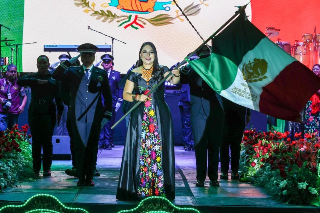 Ante una Plaza de la Concordia abarrotada, Tonantzin Fernández da el Grito de Independencia