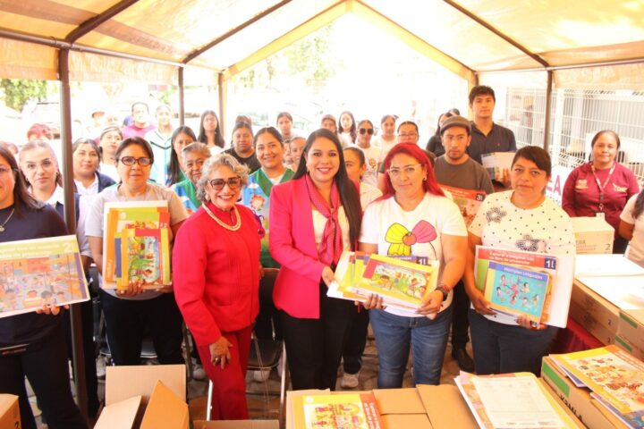 Impulsa Tonantzin Fernández educación de la niñez cholulteca con entrega de libros de texto