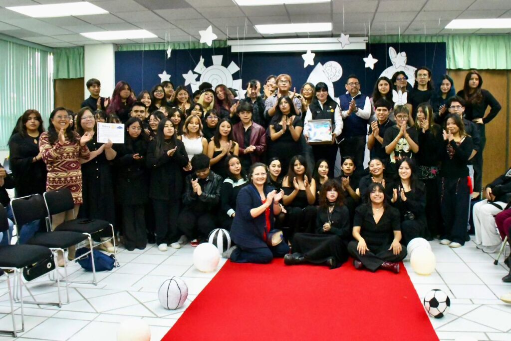 Entregan estudiantes de UTH 200 prendas en beneficio de niñas y niños de la región