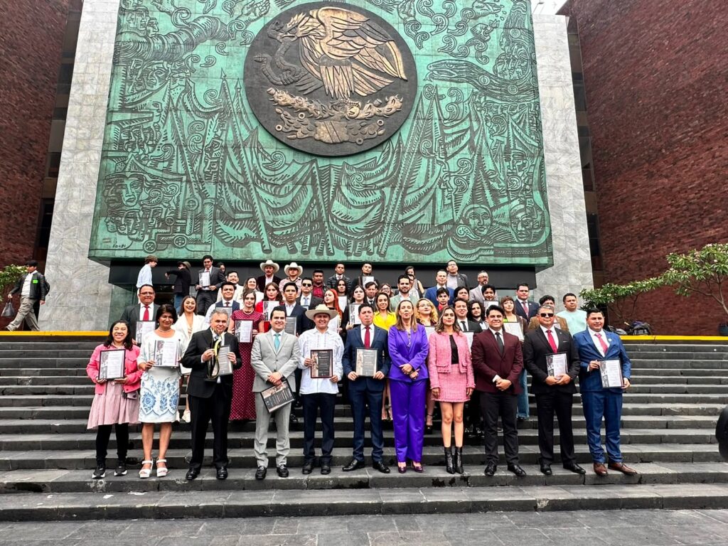 Reconoce la Revista Summa a UTH por el compromiso con las juventudes