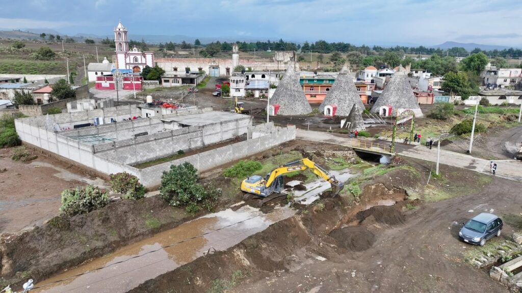 Gobierno estatal despliega maquinaria pesada tras deslaves e inundaciones en Ciudad Serdán