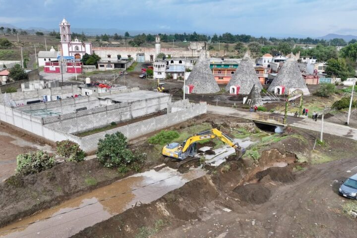 Gobierno estatal despliega maquinaria pesada tras deslaves e inundaciones en Ciudad Serdán