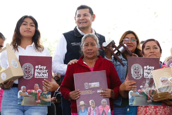 GOBERNADOR ALEJANDRO ARMENTA ACERCA MAQUINARIA Y TECNOLOGÍA AGRÍCOLA A SAN JOSÉ CHIAPA