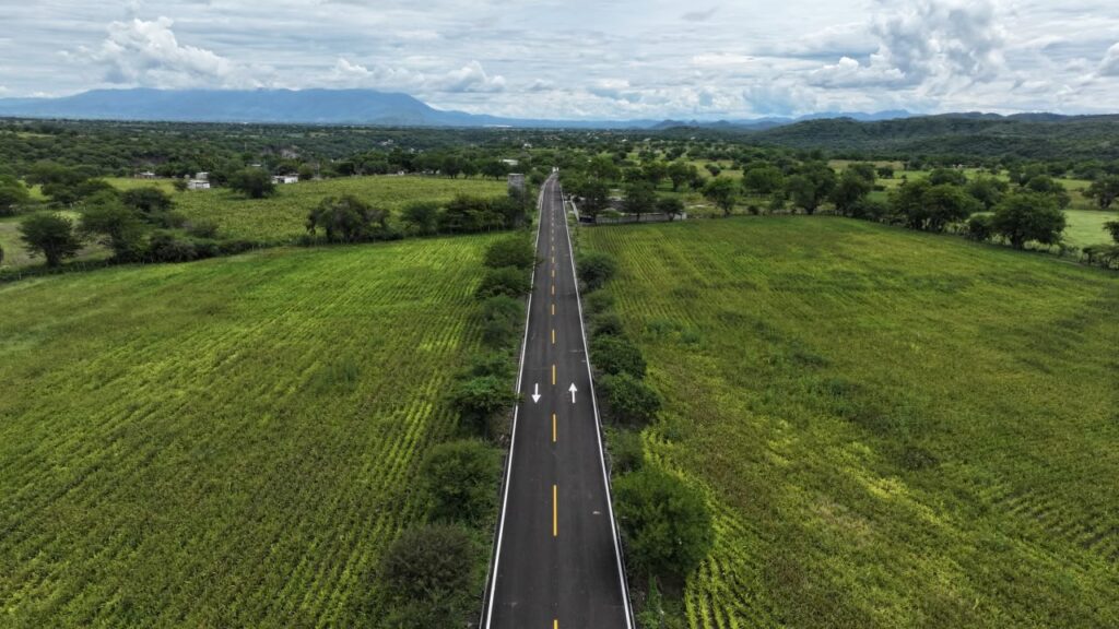 Gobierno estatal abre conexión con Morelos con la pavimentación de la carretera Achichipico – San Miguel