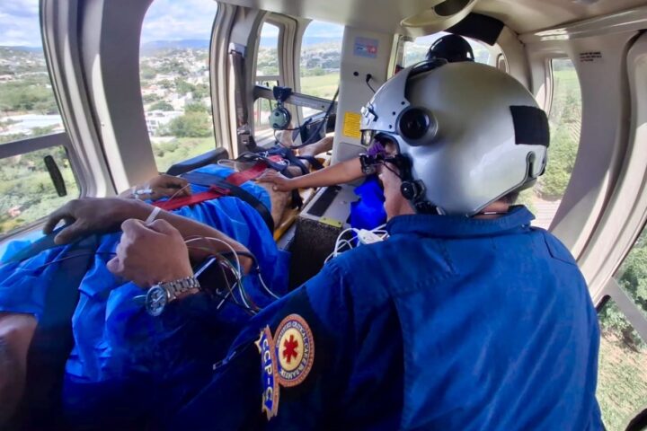 CON TRASLADO MÉDICO AÉREO DE ACATLÁN A TEHUACÁN, GOBIERNO ESTATAL ASEGURA ATENCIÓN OPORTUNA