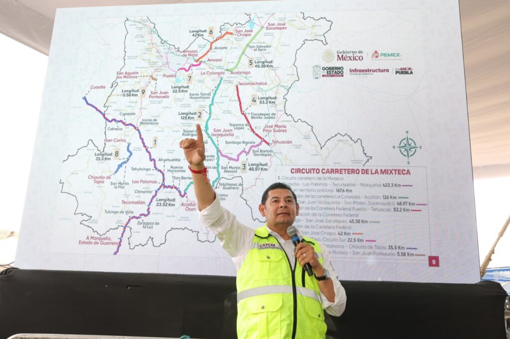 MÁS MAQUINARIA Y OBRAS CIMENTAN MODERNIZACIÓN CARRETERA EN LOS 217 MUNICIPIOS