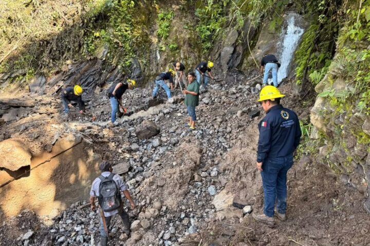 ÓRDENES DE GOBIERNO Y FUERZAS ARMADAS ATIENDEN DESLIZAMIENTO DE TIERRA EN PAHUATLÁN