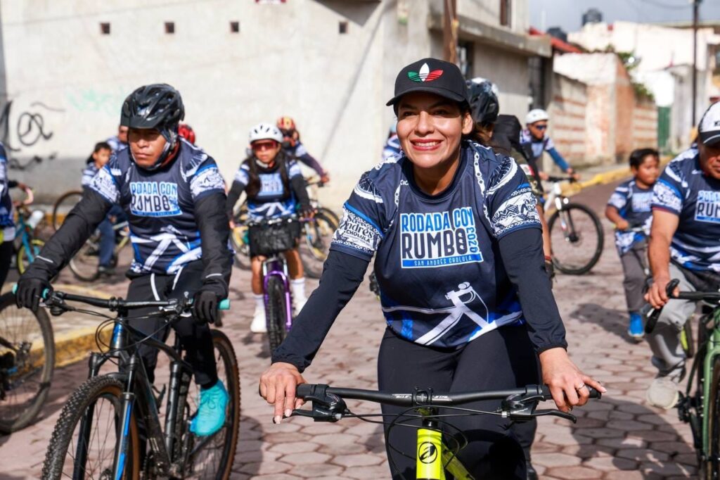 Promueve Lupita Cuautle el uso responsable de la bicicleta y la convivencia familiar en San Andrés Cholula
