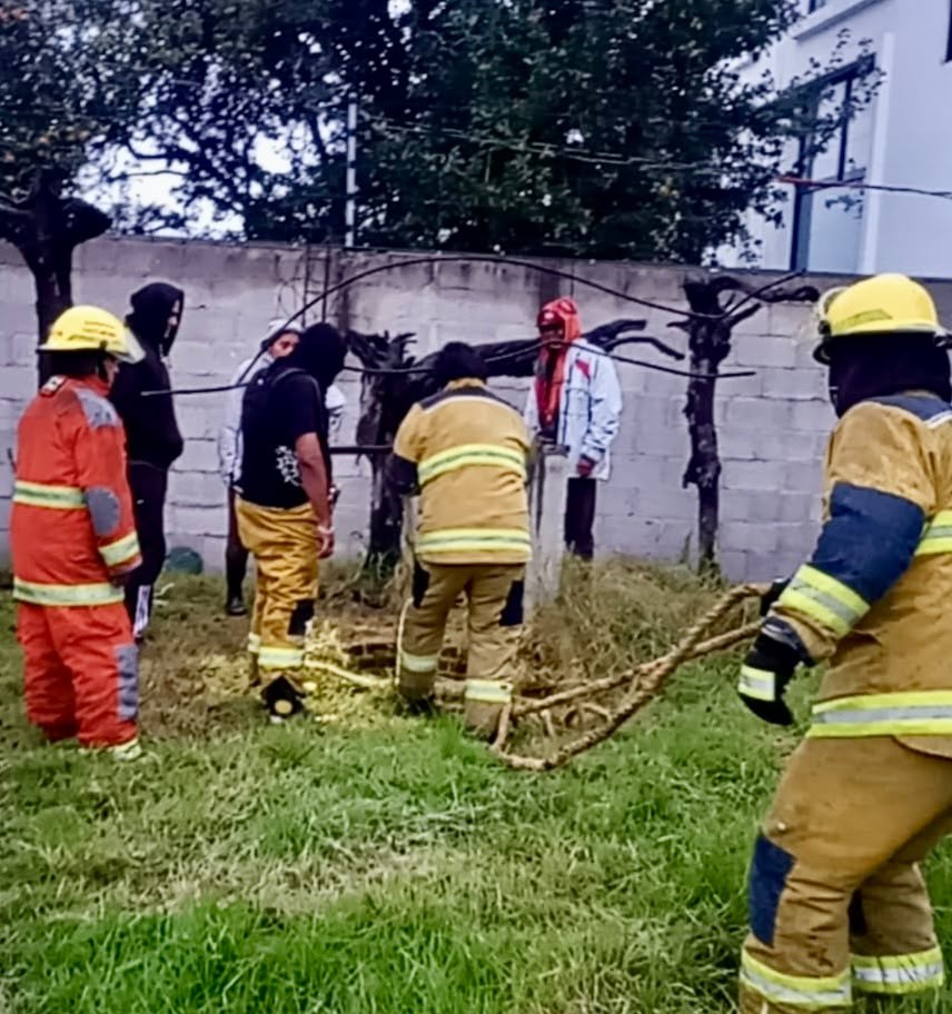 Bomberos de Cuautlancingo rescatan a canino