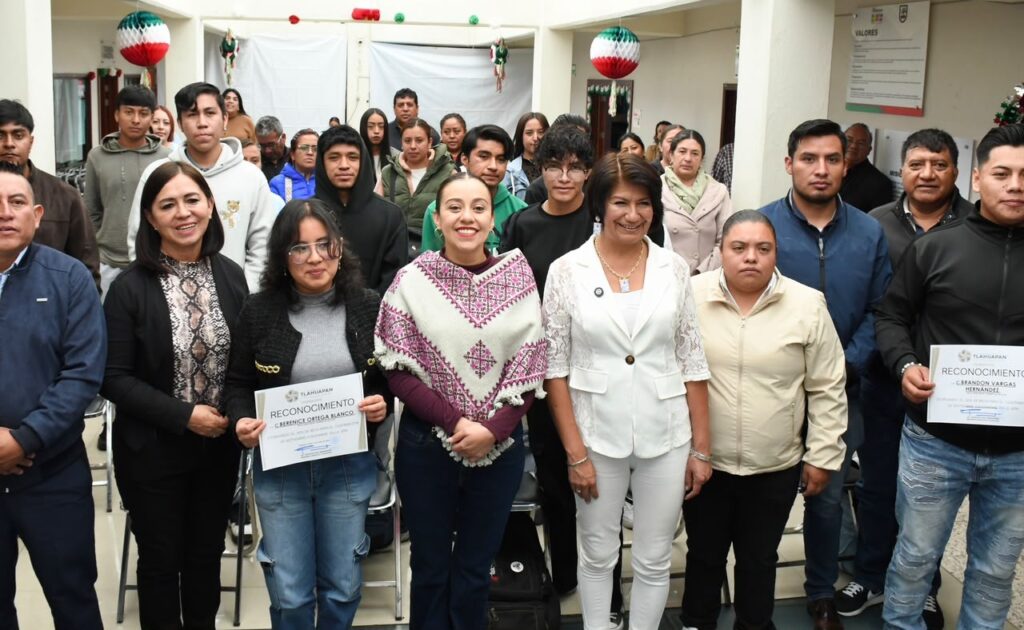 Entregan becas del 50% en reinscripción a estudiantes de Tlahuapan