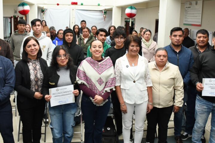 Entregan becas del 50% en reinscripción a estudiantes de Tlahuapan