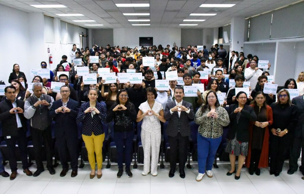 UTH entrega 156 Becas Institucionales