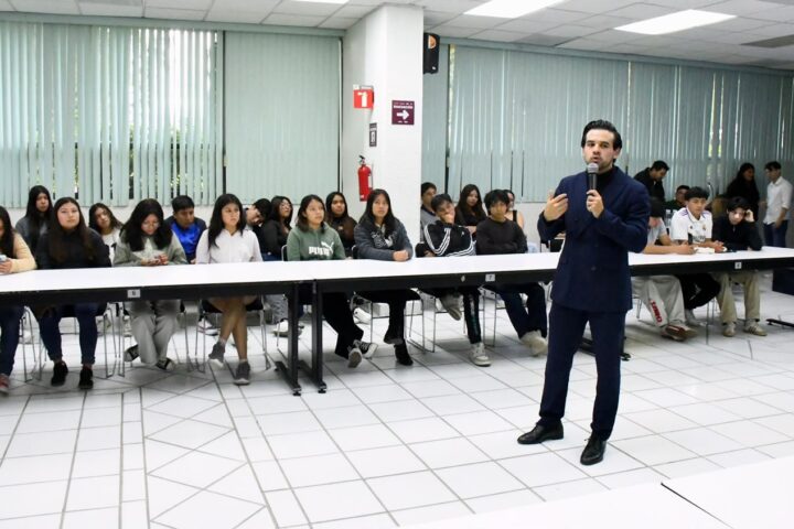 CONECTANDO CON LOS LÍDERES DEL FUTURO: LA UTH RECIBE A REPRESENTANTES DE LA EMBAJADA DE EE. UU. Y AMERICAN SPACES